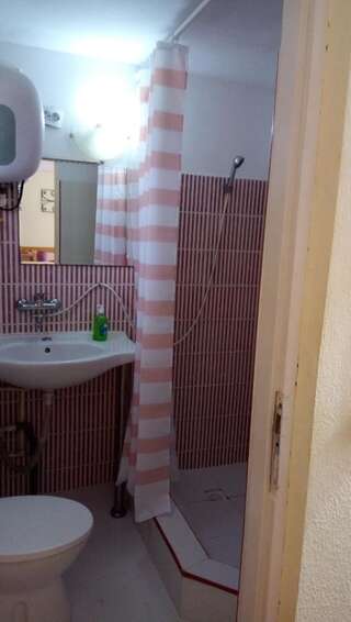 Проживание в семье Hostel Gillda Costineşti Двухместный номер с 1 кроватью и собственной ванной комнатой-9