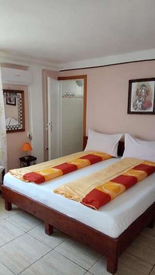 Проживание в семье Hostel Gillda Costineşti Двухместный номер с 1 кроватью и собственной ванной комнатой-1