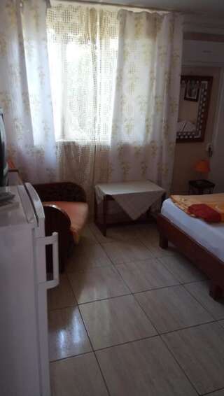 Проживание в семье Hostel Gillda Costineşti Двухместный номер с 1 кроватью и собственной ванной комнатой-2